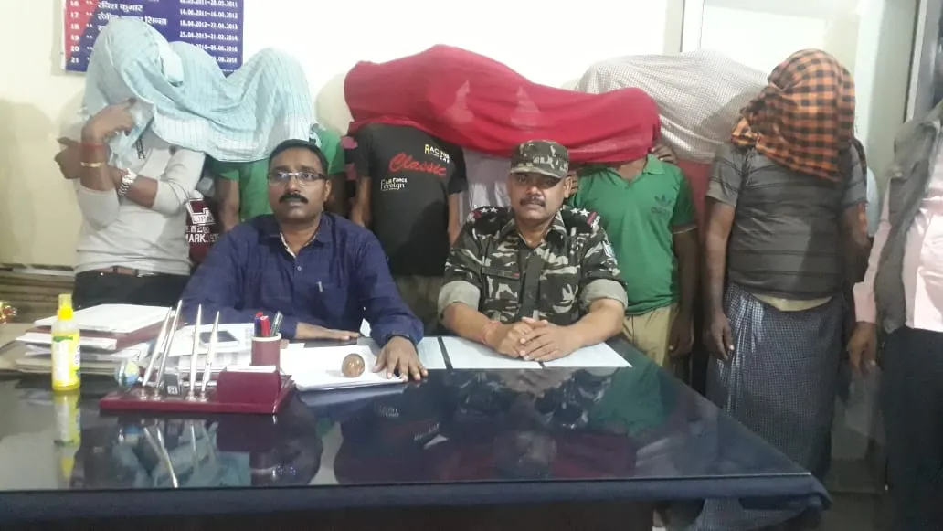 बगोदर: चार वाहनों से दर्जनों पशु बरामद, 12 लोग गिरफ्तार