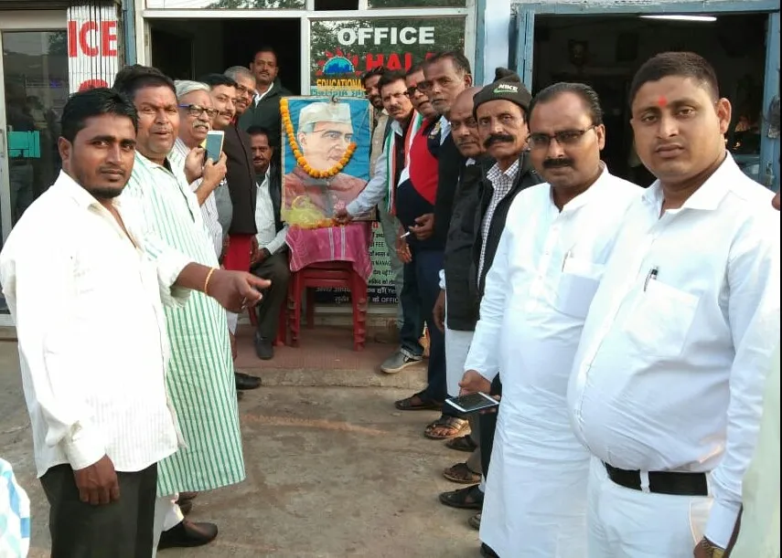 कोडरमा: कांग्रेसियों ने मनाई नेहरू जयंती
