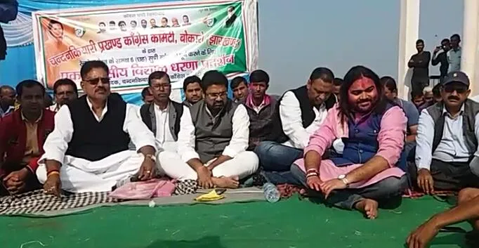 मोदी या अंबानी के बाप के जगह पर रेलवे पटरी नहीं बिछी हुई है : शेखर झा