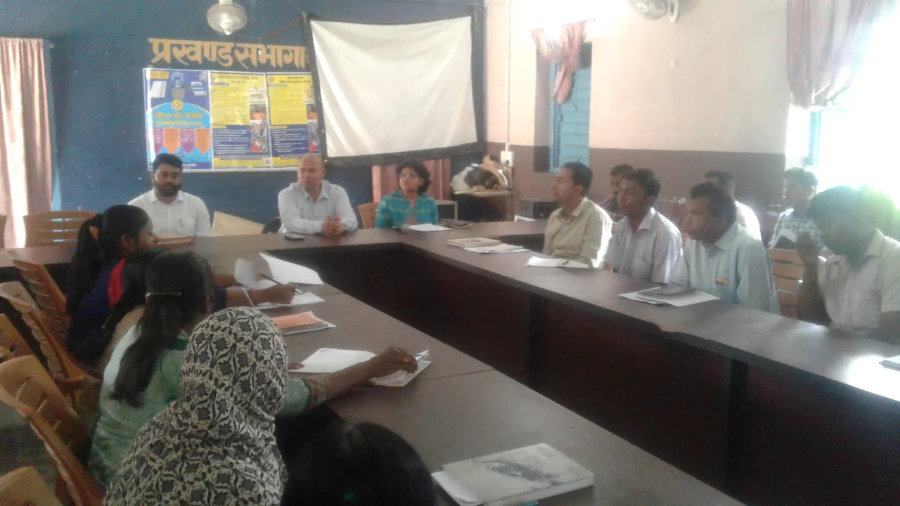 डीसी ने प्रखंड योजनाओं की समीक्षा, दुलाडीह पंचायत सचिव को फटकारा