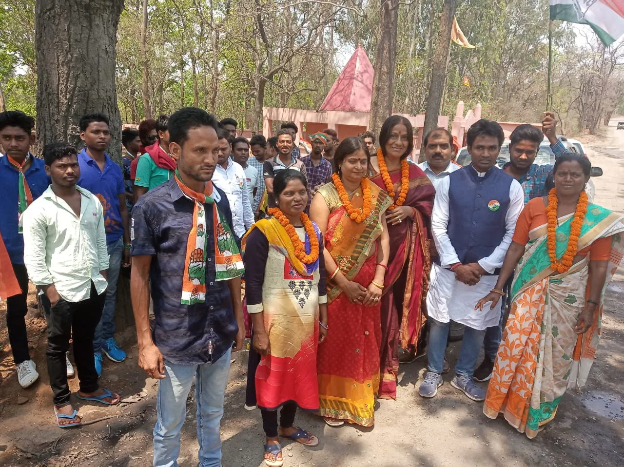 अभिनेत्री पत्नी मांग रहीं पति के लिए वोट