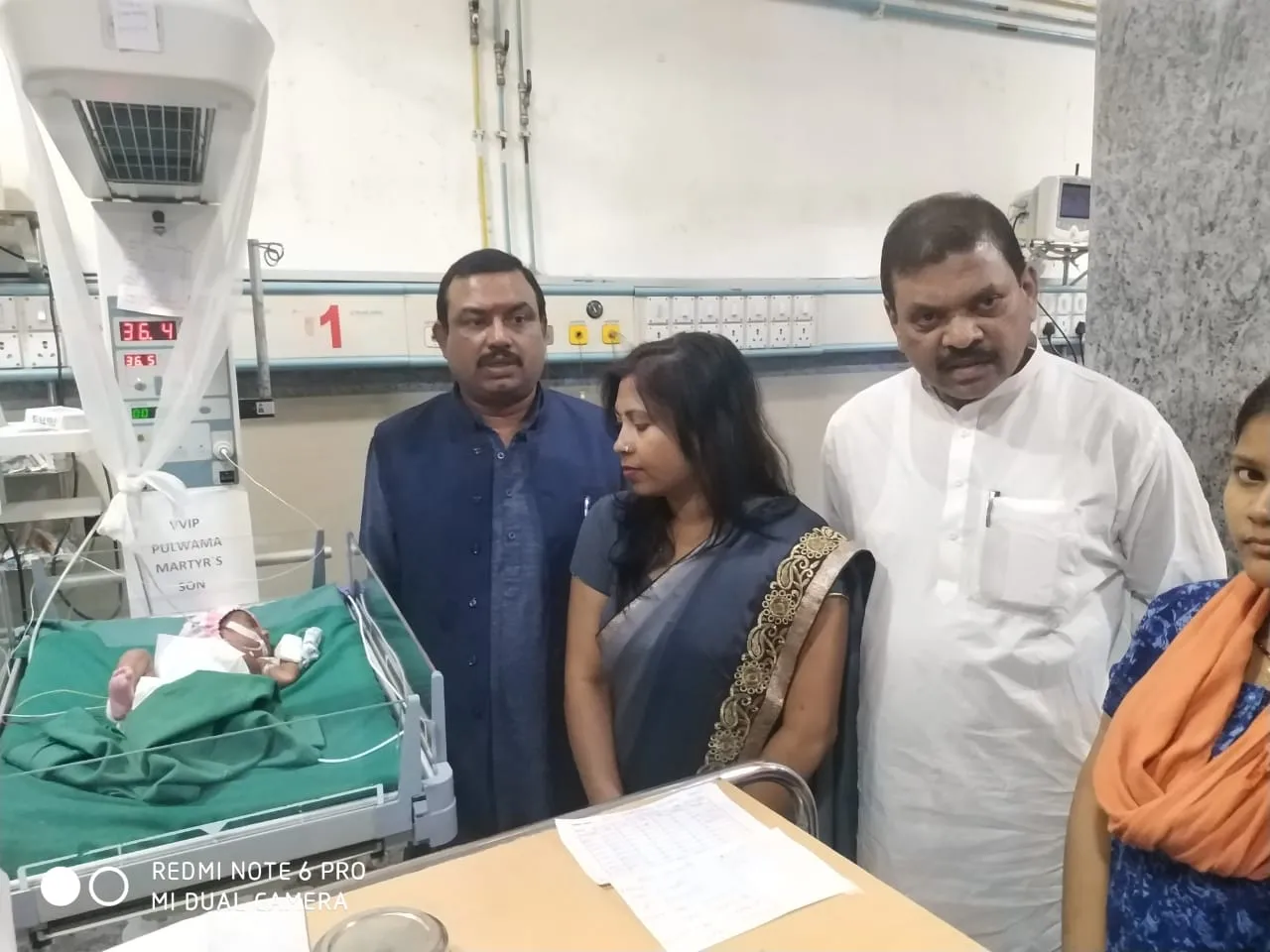 पुलवामा शहीद की पत्नी- बच्ची से मिले राजद नेता