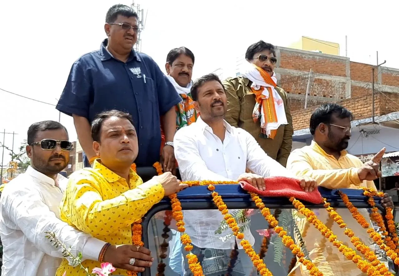 एनडीए का रोड शो, चंद्रप्रकाश के लिए मांगा वोट