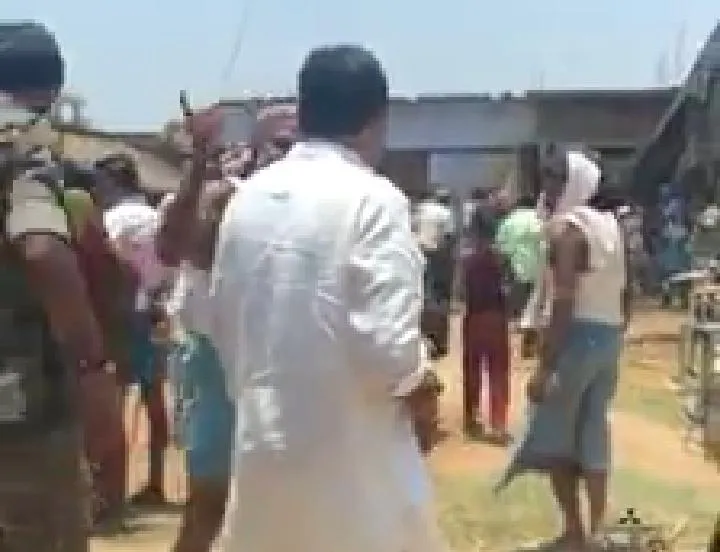 पोड़ैयाहाट में निशिकांत दुबे के साथ धक्का- मुक्की