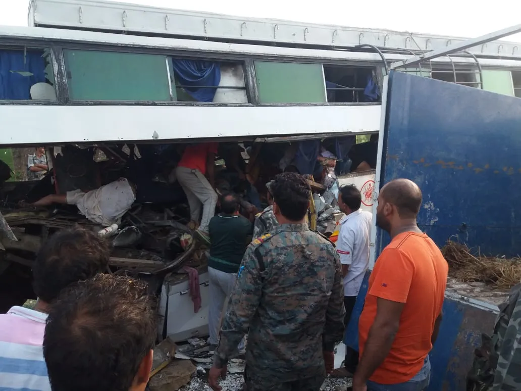 छड़ से लदी ट्रेलर में महारानी बस ने मारी टक्कर, 11 की मौत 21 घायल