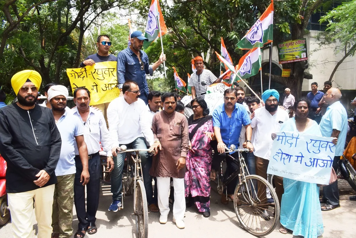 साइकिल-ठेला सहित डीसी कार्यालय के समक्ष कांग्रेस का प्रदर्शन