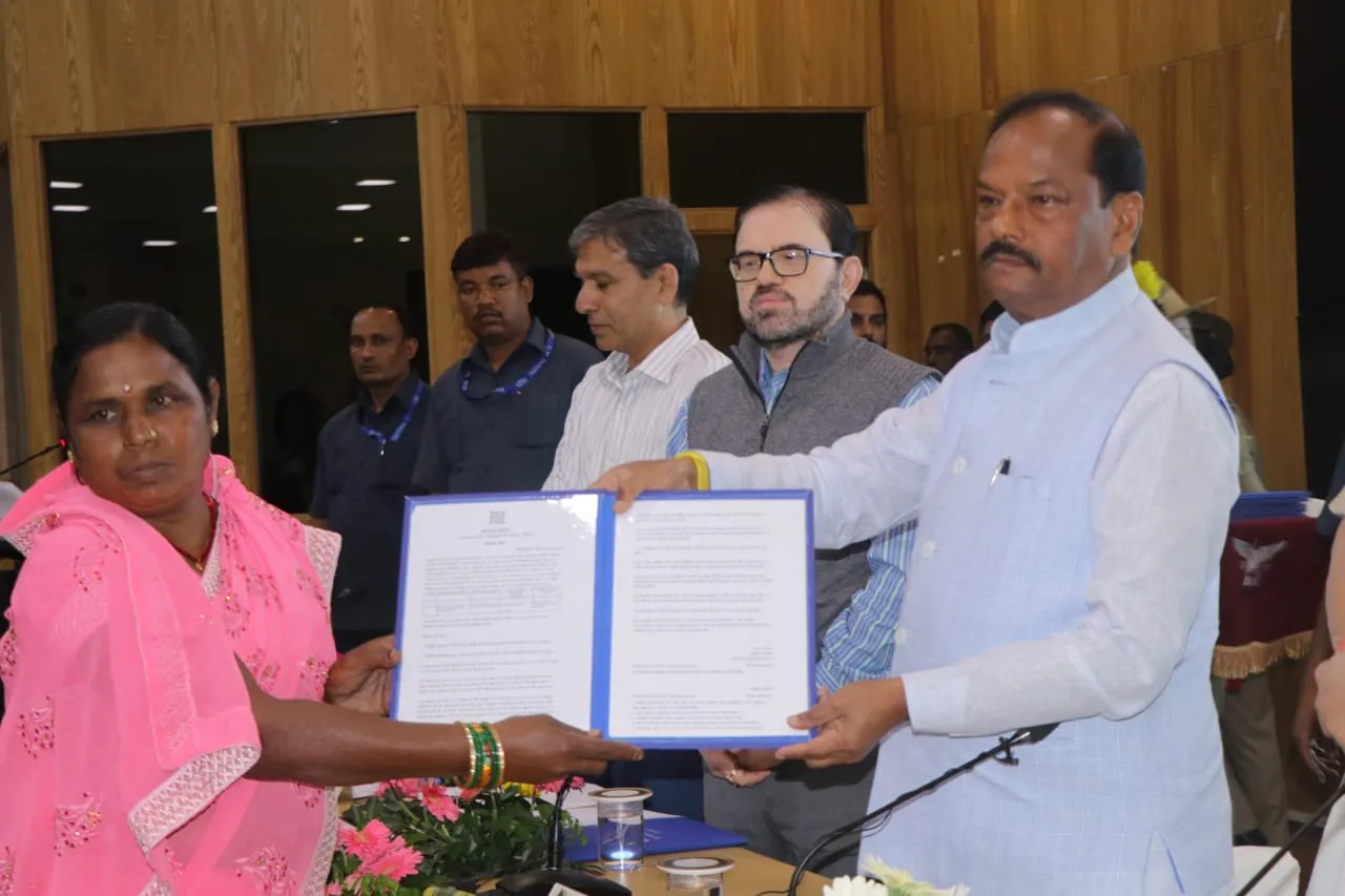 उग्रवादी हिंसा में मृत नागरिकों के आश्रितों को सीएम ने दिया नियुक्ति पत्र