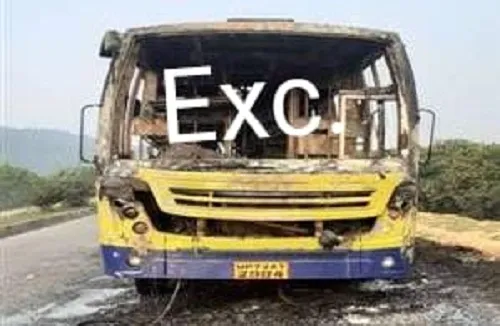 चलती बस में लगी आग, जलकर खाक