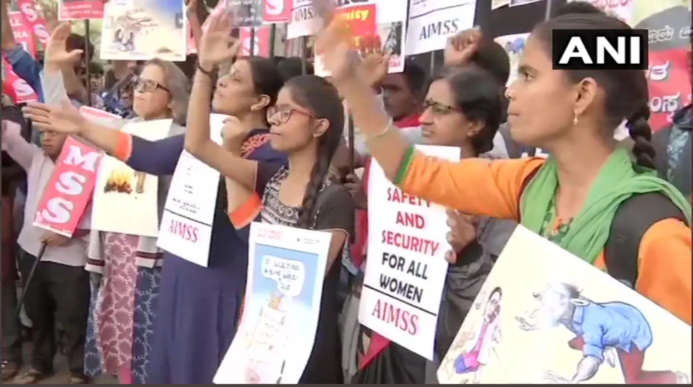 रेप पर संसद में चर्चा, दिल्ली से हैदराबाद तक सड़कों पर विरोध-प्रदर्शन, निर्भया की मां ने भी मांगा न्याय