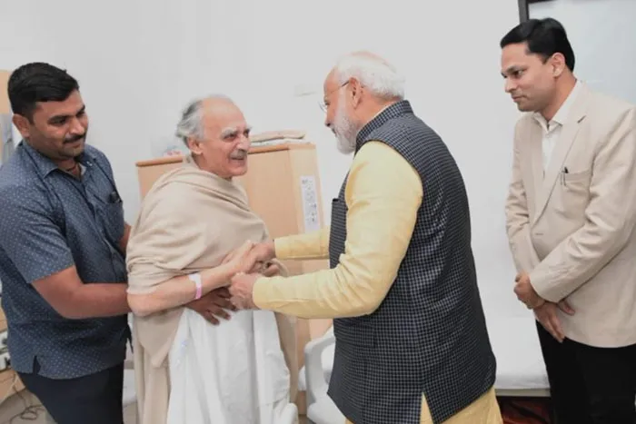 पीएम नरेंद्र मोदी ने अपने कटु आलोचक अरुण शौरी से अस्पताल जाकर मुलाकात की