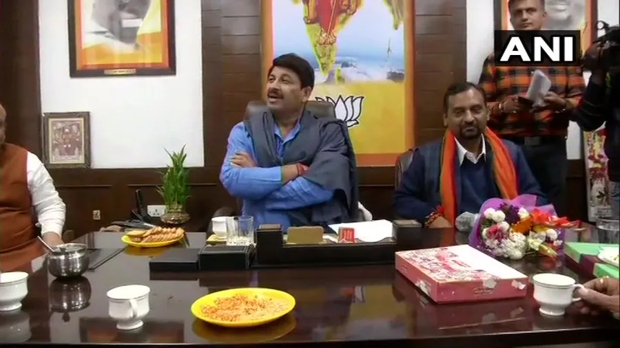 दिल्ली चुनाव का असर, भाजपा विधायकों के साथ बैठक के बाद मनोज तिवारी ने की इस्तीफे की पेशकश