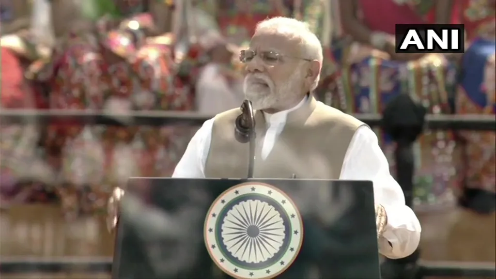 डोनाल्ड ट्रंप व मेलेनिया ट्रंप आगरा पहुंचे, ताजमहल देख कर दिल्ली होंगे रवाना