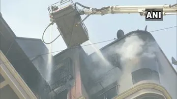 महाराष्ट्र के नवी मुंबई की बहुमंजिला इमारत में लगी आग, फायर बिग्रेड की गाड़ियां पहुंचीं