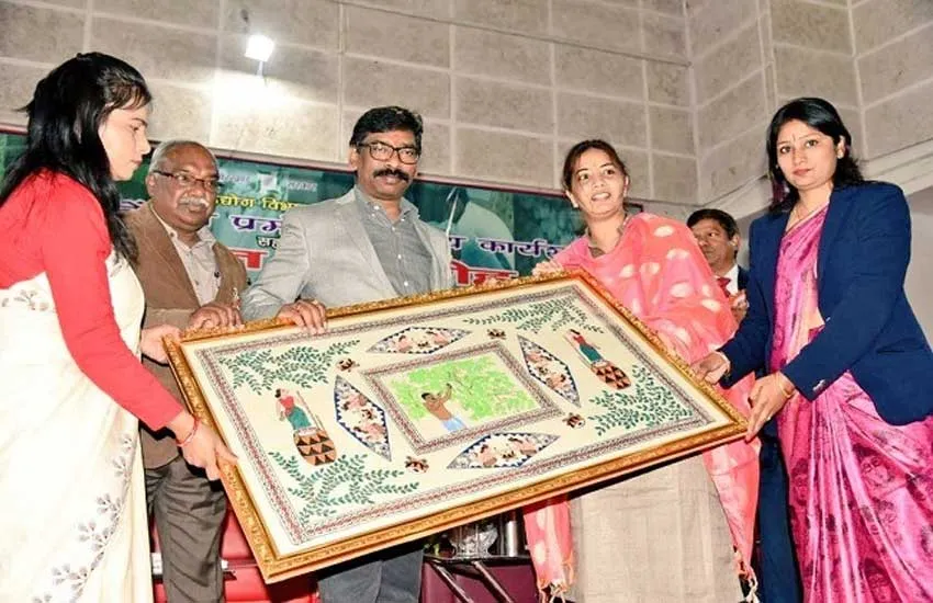 दुमका: तसर उत्पादकों के प्रमंडल स्तरीय कार्यशाला सह सम्मान समारोह का आयोजन, हेमंत भी रहे मौजूद