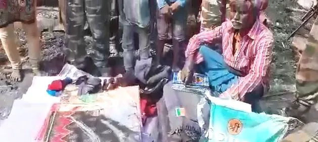 दुमका के एक गाँव में घर में लगी आग, पुलिस ने पहुंचाई राहत सामग्री