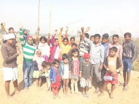 गाँव के बीचों-बीच गैस पाइपलाइन ले जाने के विरोध में उतरे रायपुरा के ग्रामीण