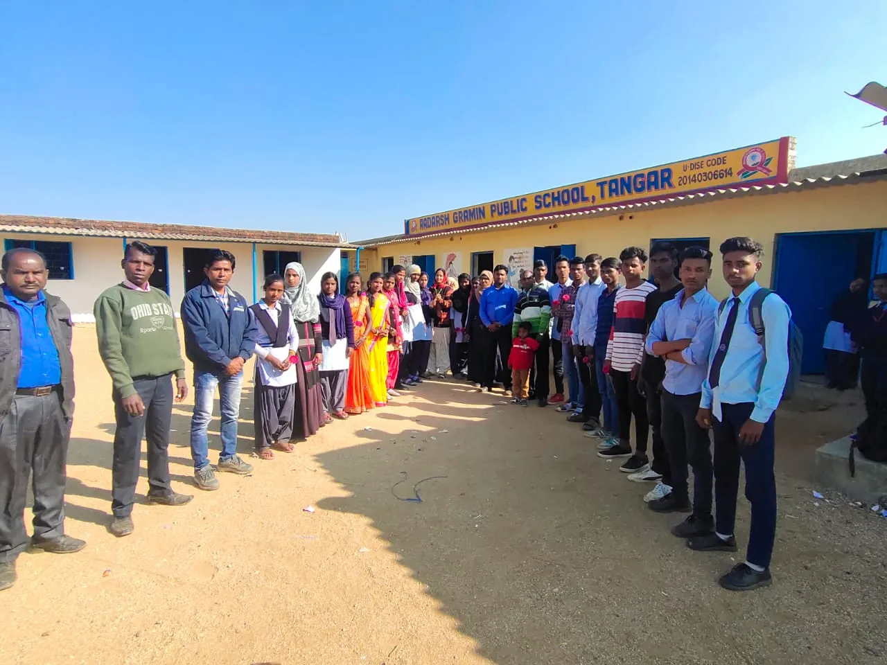 चान्हो के आदर्श ग्रामीण पब्लिक स्कूल में विदाई समारोह का आयोजन