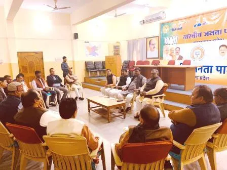 मिलन समारोह की तैयारियों को लेकर भाजपा प्रदेश कार्यालय में हुई बैठक