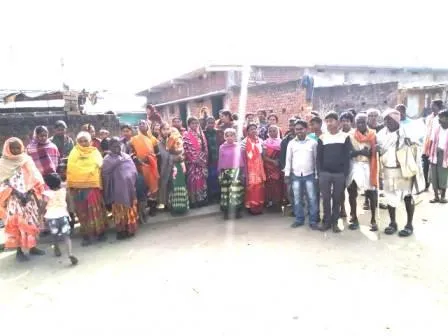 गाँव के बीचों-बीच गैस पाइपलाइन ले जाने से ग्रामीणों में आक्रोश