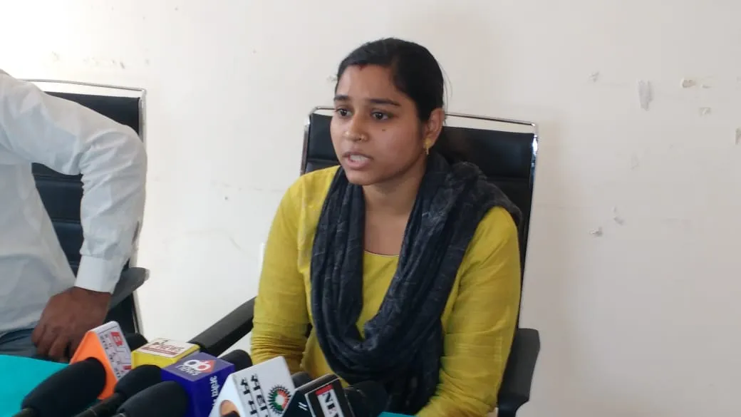 बेटी से बिछड़ी हुई आक्रोशित माँ ने दी सरकार को आत्मदाह की धमकी