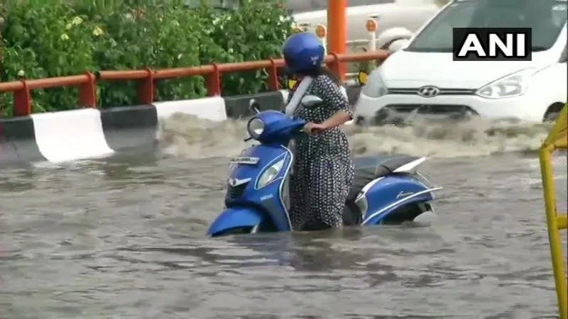 दिल्ली में झमाझम बारिश, ओले भी पड़े, तसवीरों में देखिए कैसी है अपनी राष्ट्रीय राजधानी