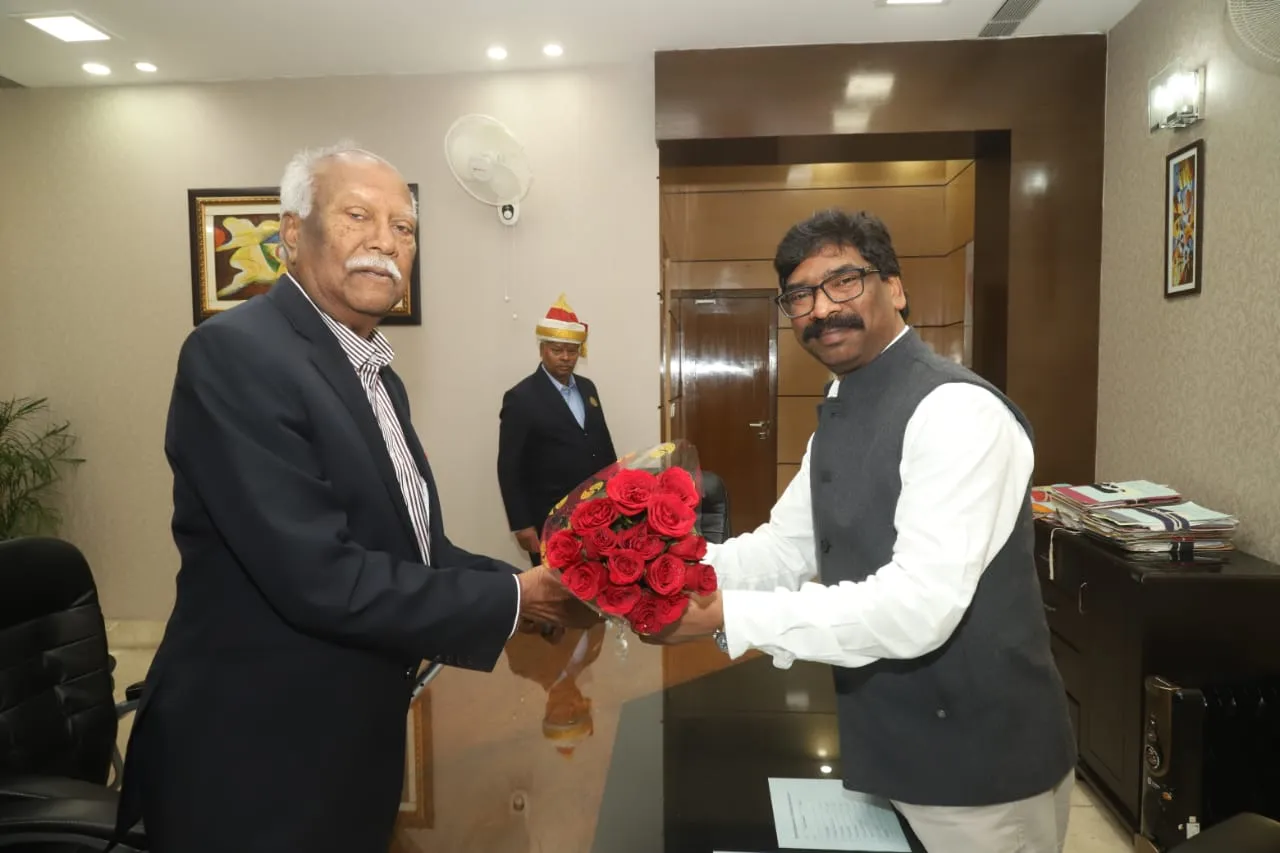 इंग्लैंड में रहने वाले दुमका के डाॅ धुनी सोरेन ने मुख्यमंत्री हेमंत सोरेन से की मुलाकात