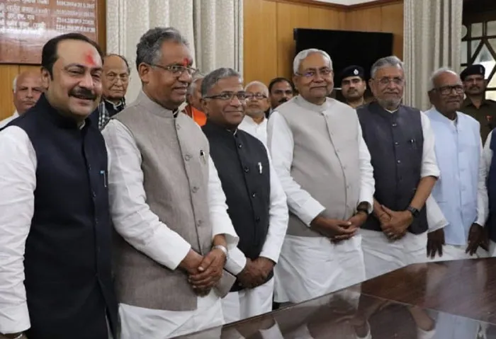 बिहार में एनडीए के तीनों प्रत्याशियों ने भरा पर्चा, मौजूद रहे नीतीश व सुशील मोदी