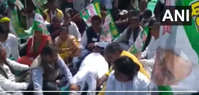 जदयू के एमएलए के ठाठ देखिए, नीतीश के कार्यक्रम के दौरान गांधी मैदान में कार्यकर्ताओं से दबवाए पैर, वीडियो