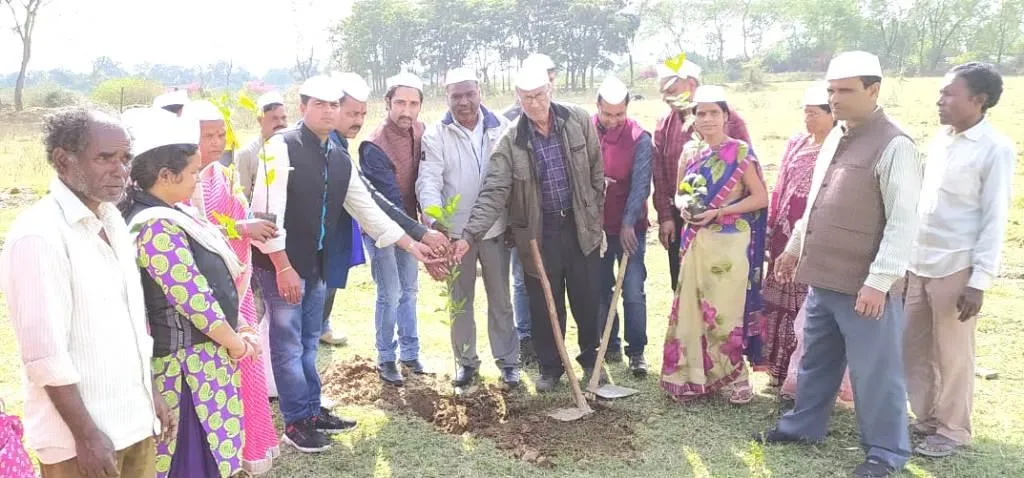 महिला दिवस के अवसर पर खादी आश्रम में किया गया वृक्षारोपण