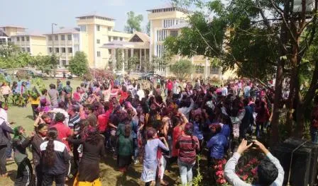 होली मिलन समारोह में छात्र-छात्राओं ने किया हुड़दंग