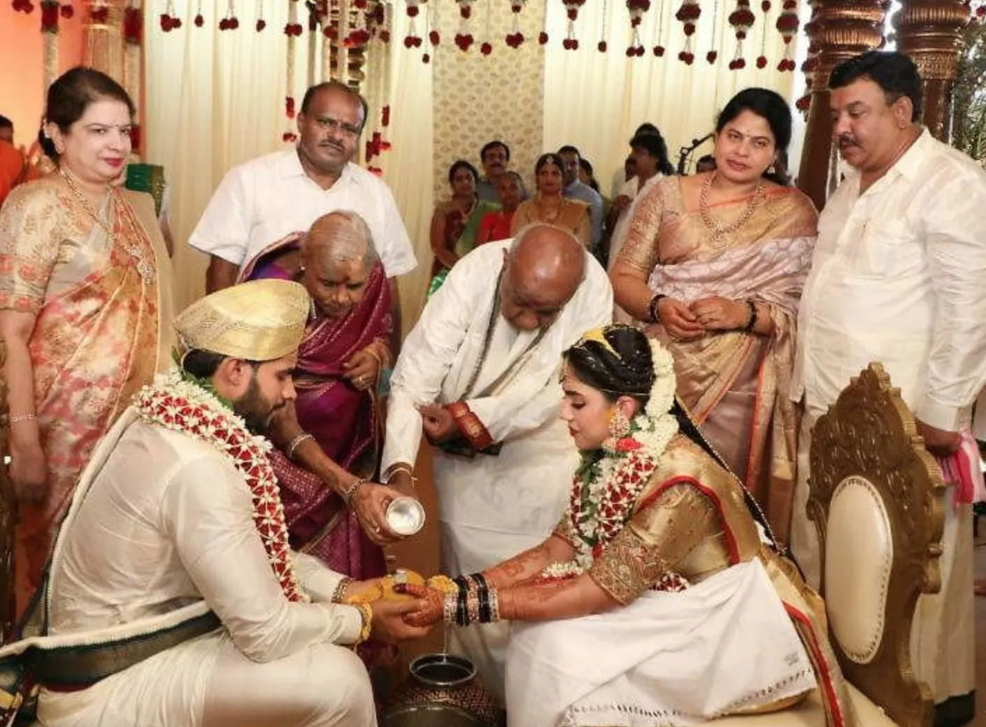 ये भारत के पूर्व प्रधानमंत्री देवेगौड़ा के पोते की शादी है, इनके लिए लाॅकडाउन व सोशल डिस्टेंसिंग नहीं है