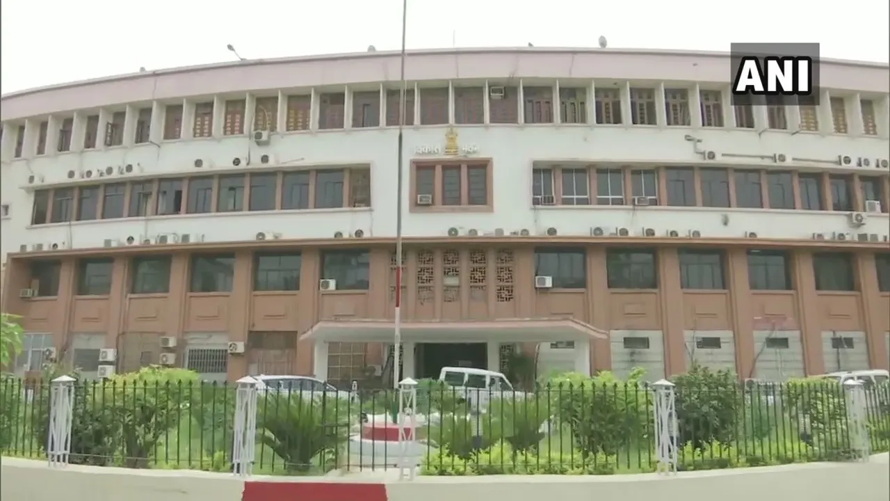 बिहार में सीमित कर्मचारियों के साथ सरकारी दफ्तरों में काम शुरू