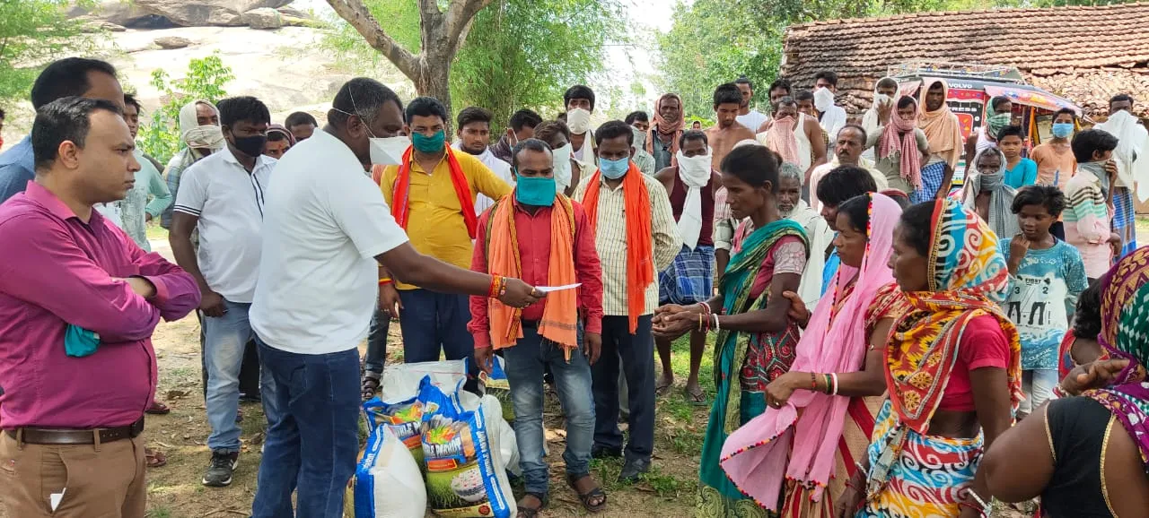 खिराबेड़ा में मृतक के परिजनों से भेंट कर विधायक अमर कुमार बाउरी ने दी मदद