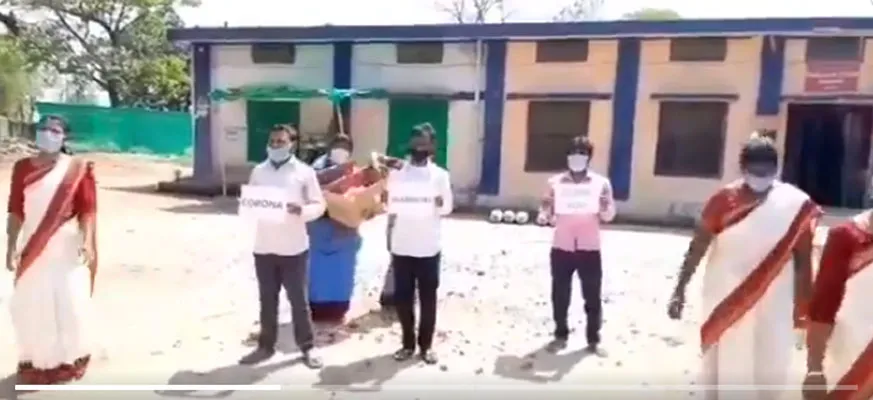 कोरोना को हराने वालों को पलामू में गीत व डोल की थाप पर दी गयी विदाई, देखिए यह वीडियो