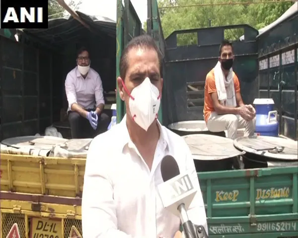 सोनिया गांधी के दामाद रॉबर्ट वाड्रा भी प्रवासी मजदूरों की सेवा के लिए सड़क पर उतरे