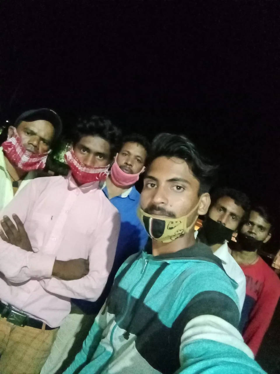 #Video: असम में घर भेजने के नाम पर दो दिनों से इधर से उधर घुमाये जा रहे हैं छह झारखंडी युवक