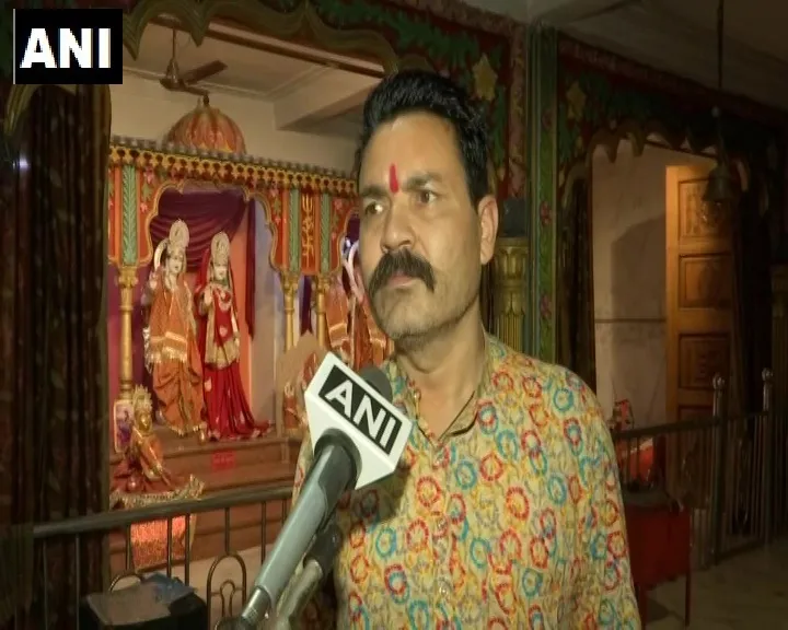 भोपाल में मंदिर में सेनिटाइजर के उपयोग का पुजारी ने किया विरोध, यह बतायी वजह