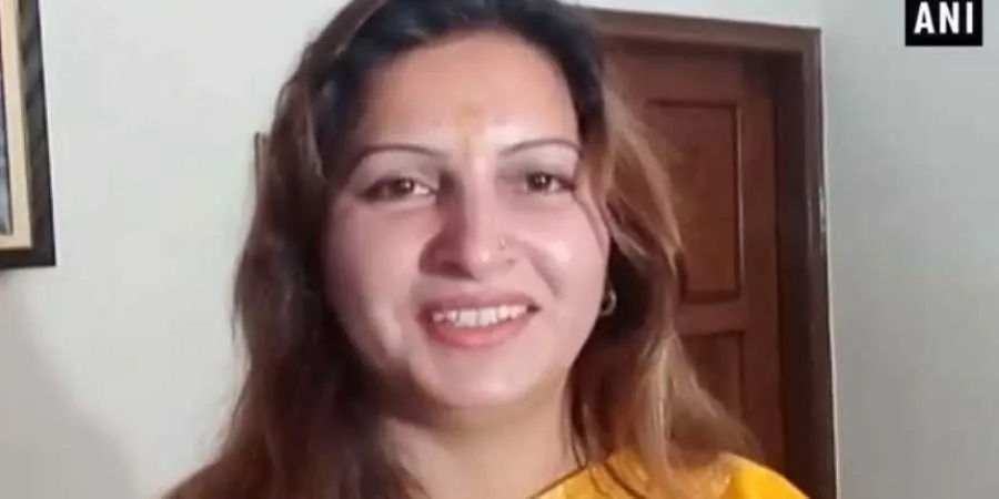 हरियाणा : सरकारी अफसर पर सैंडल बरसाने वाली सोनाली फोगाट ने जारी किया वीडियो संदेश, देखें