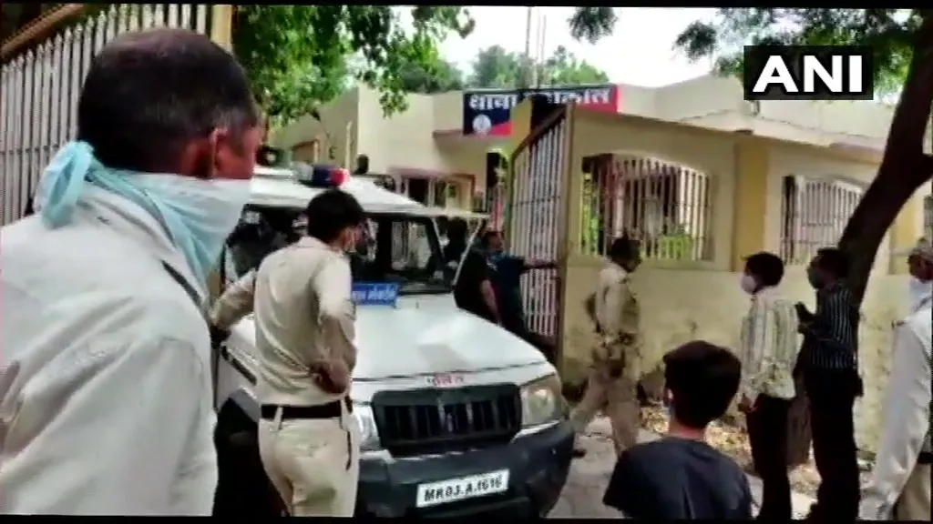 महाकाल मंदिर में वीआइपी पास लेकर गया था विकास, गैंगस्टर विकास दुबे की मां सरला देवी बोलीं…