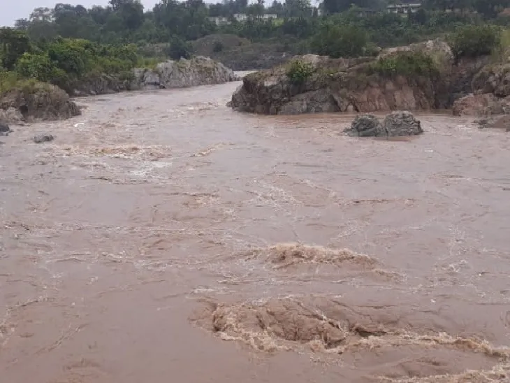 रजरप्पा में छिन्नमस्तिका मंदिर के निकट नदियों का जलस्तर बढा, कई दुकानें हुईं जलमग्न