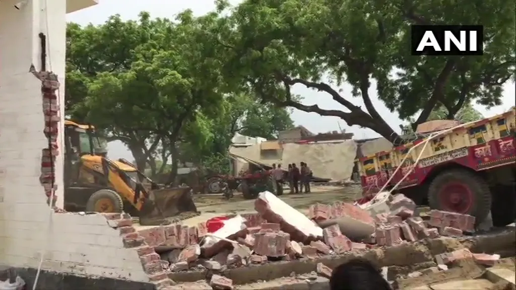 कानपुर : अब आएगी गैंगस्टर विकास दुबे पर आफत, प्रशासन ने ढहाया उसका घर