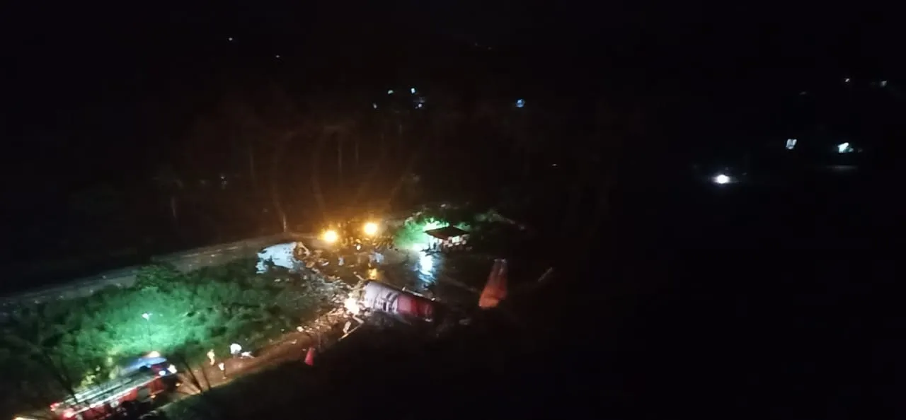 केरल के कोझीकोड में दो टुकड़े में बंट गया विमान, 14 यात्रियों की मौत, 15 गंभीर, 123 घायल