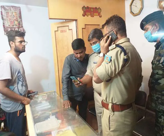 ज्वेलरी दुकान खुलते ही अपराधियों ने दिनदहाड़े की डकैती, जेवरात के साथ डीवीआर को भी ले गए