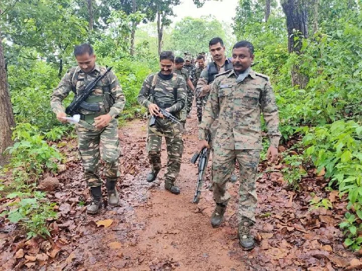 जमीन के नीचे से मिली 7 बंदूकें, एसपी ने नक्सली को दी चेतावनी