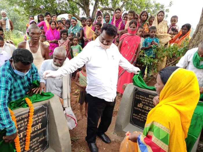 झारखंड : शिक्षामंत्री जगरनाथ महतो का गाड़ी में पढने का वीडियो हुआ वायरल, लिखा – ‘यह विरोधियों के लिए है’