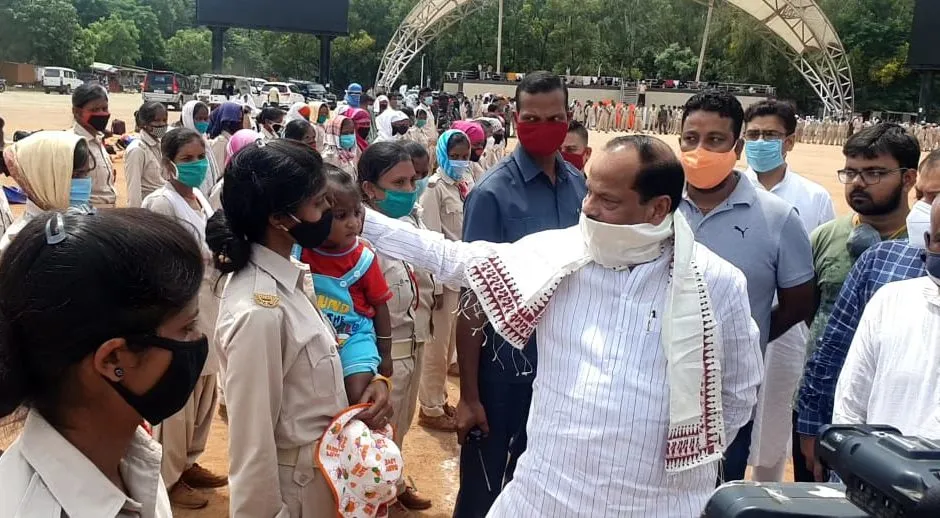 सहायक पुलिस कर्मियों से मिले रघुवर दास, कहा – हेमंत सरकार अमानवीय, हमारी योजना थी नियुक्ति की