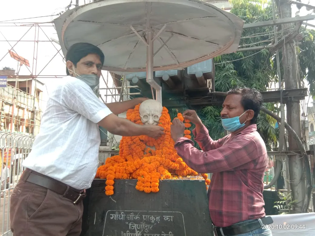 शिक्षकों तथा एमएनओपीएस ने प्रतिमा पर किया माल्यार्पण, हेमंत सरकार से रखी मांग
