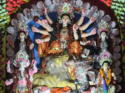 कोरोना महामारी  पर आस्था पड़ी भारी, मंदिरों में जुटे श्रद्धालु