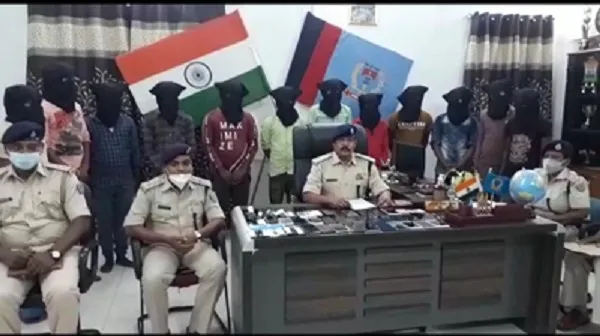 एक दर्जन साइबर अपराधी चढ़े पुलिस के हत्थे, विभिन्न सामान बरामद