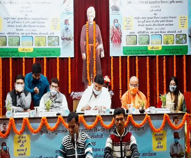 कृषि मंत्री ने किसानों के बीच उन्नत बीजों का किया वितरण